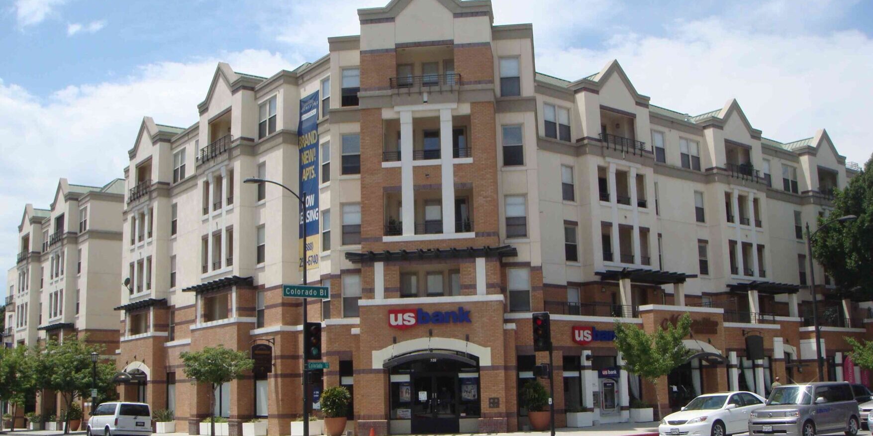 A building with many windows and doors on the side of it.